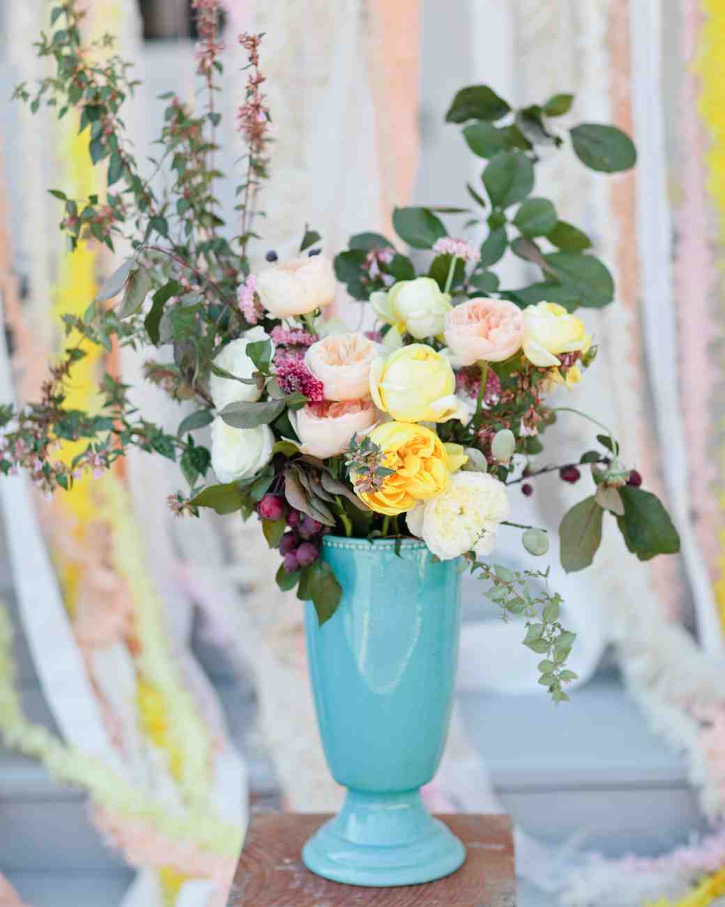 28 Centerpieces for Round Tables (in Different Styles) EverAfterGuide