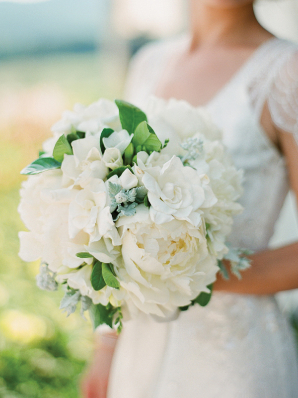 bridal-bouquet-meaning-origin-and-symbolism-everafterguide